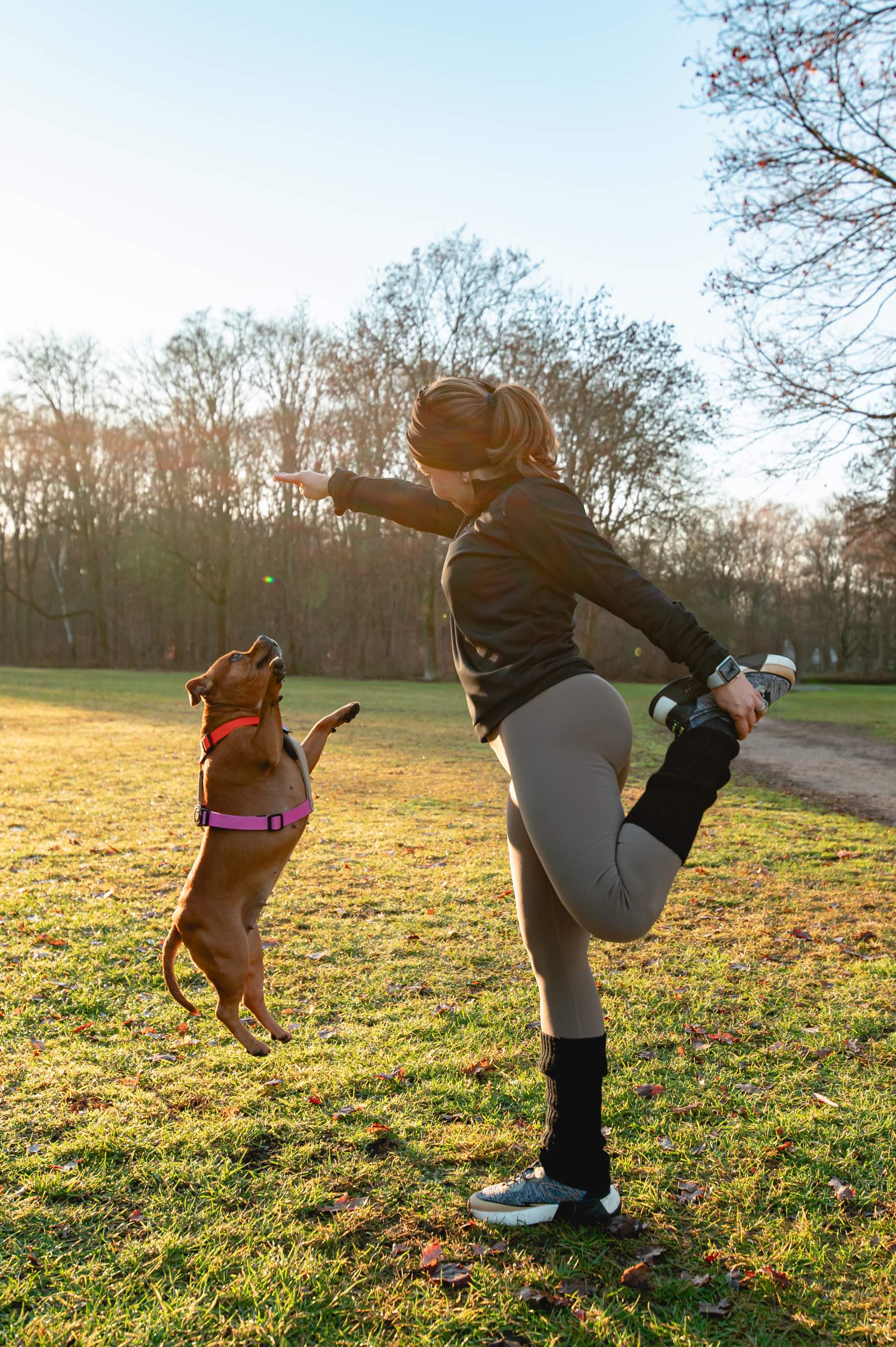 Andrea caminando con su perro en la naturaleza
